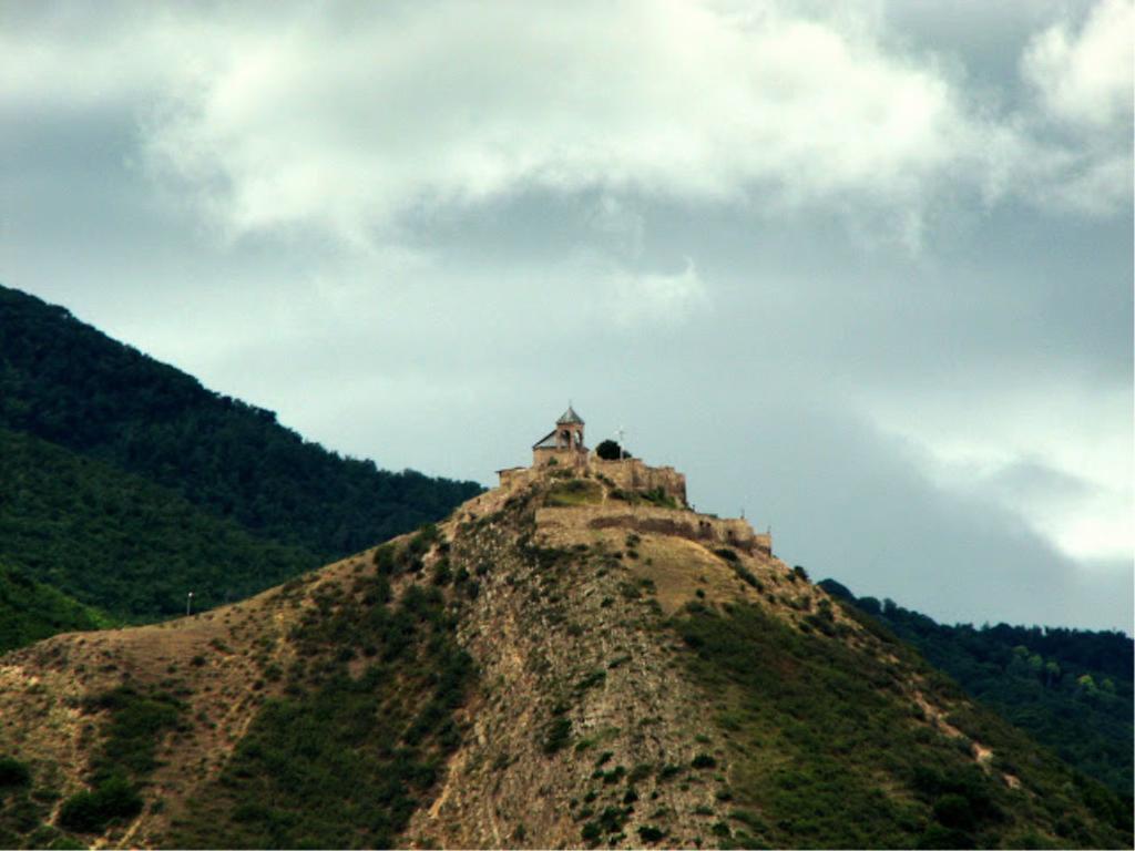 Tamar Guest House Гори Экстерьер фото